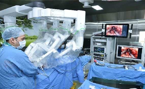 dr._d.y._patil_medical_college_hospital_and_research_centre_robotic_surgery-min